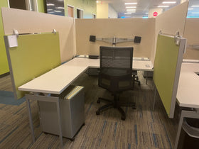 Knoll Antenna Workstations w/ Privacy Screen (5' x 5' 6